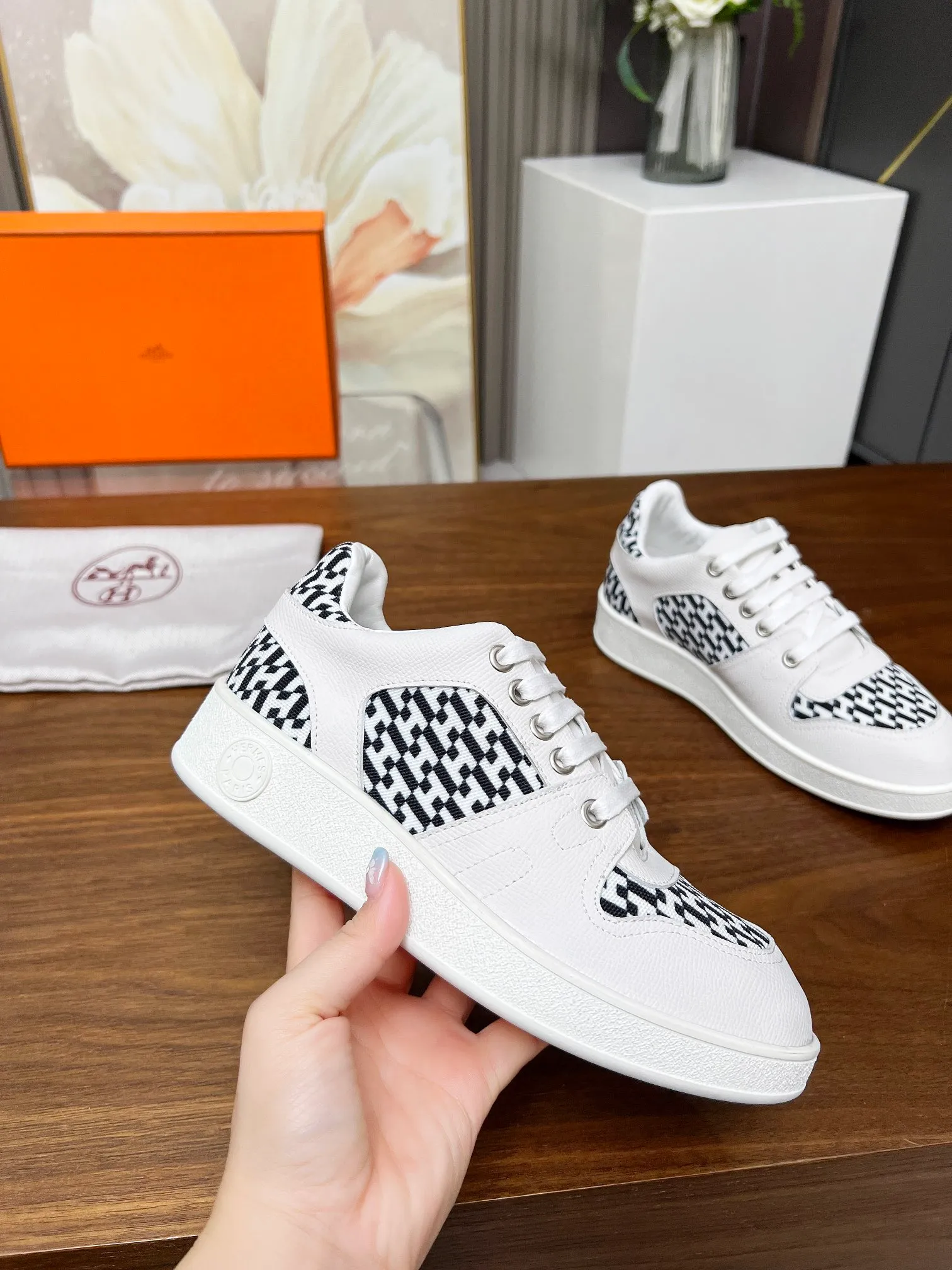 👟👟Ex-factory price 520👟👟 🔥🔥🔥French direct mail HERMES/Hermès flat fashion sports and casual shoes Korean style lace-up mesh lightweight! ! Breathable and comfortable, standard size 35/40 (41 can be customized and will not be returned)